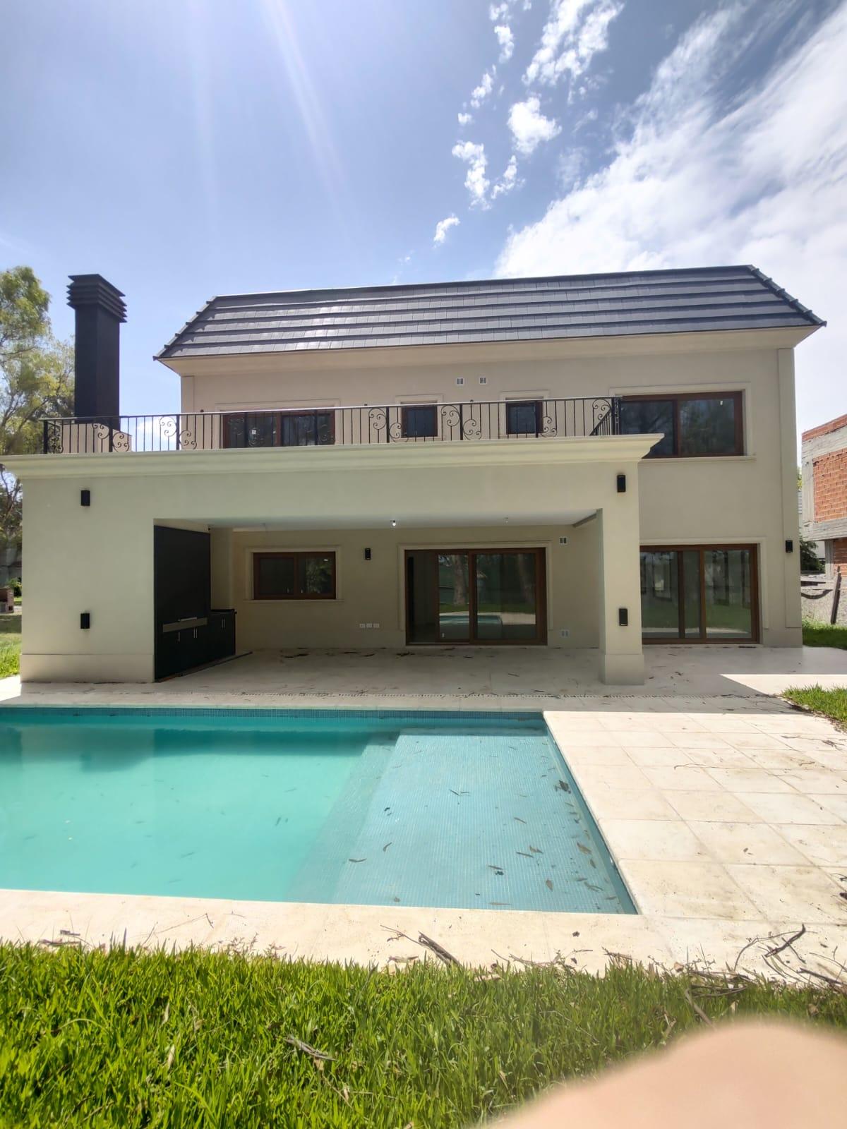 Fachada de casa moderna con piscina y chimenea alta — proyecto Casa en el barrio de Saint Thomas Oeste, por Ves Arquitectura , en Canning